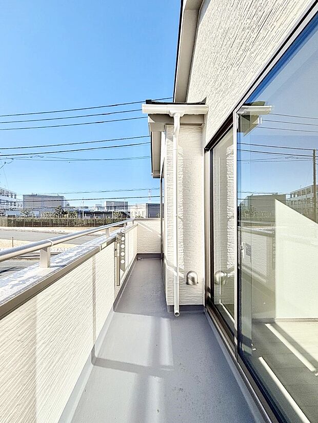 広々バルコニーでお洗濯物が気持ちよく乾きます。