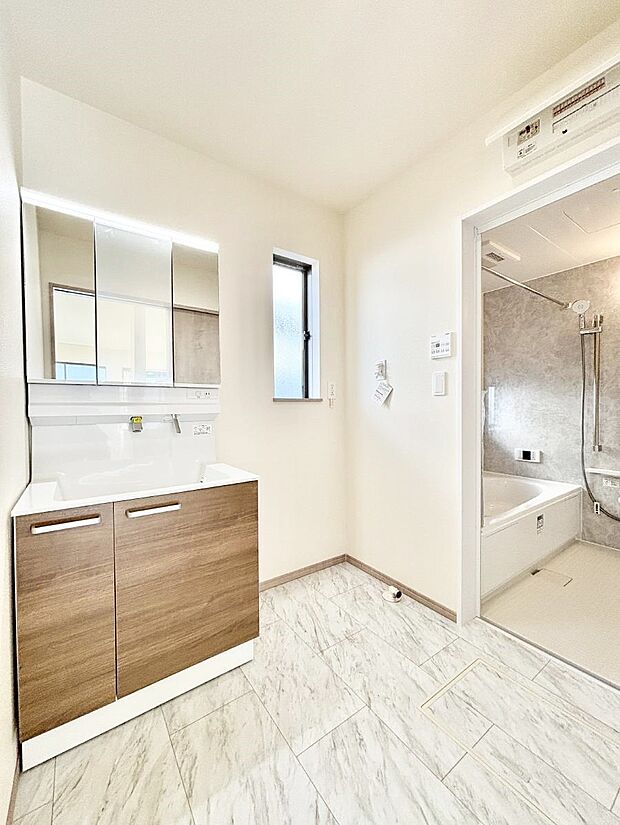 清潔感のある快適空間です。毎日の身支度も気持ち良くお使い頂けます。