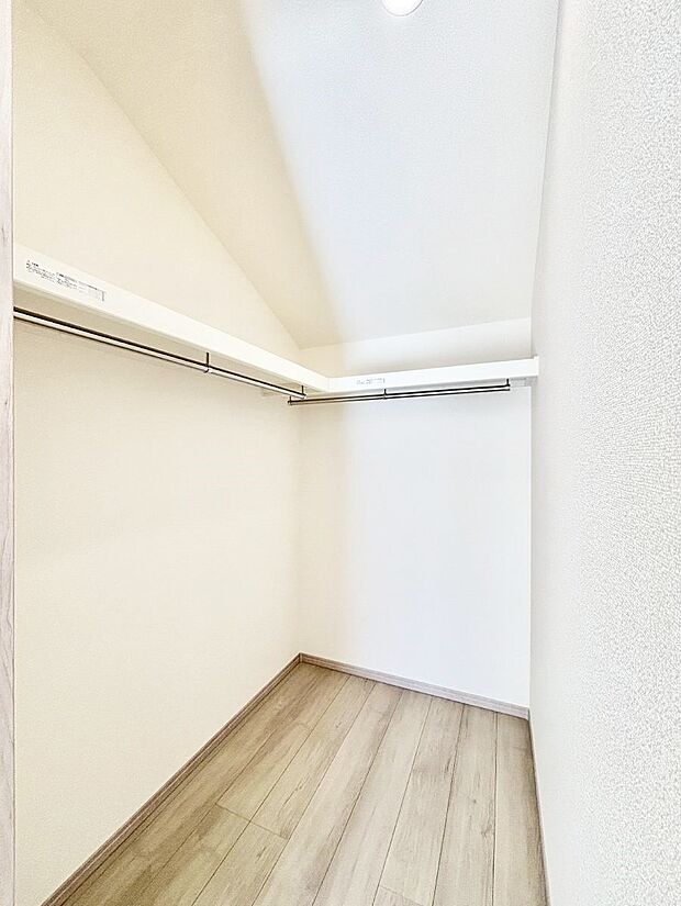 季節物の衣類もスッキリ収納できるウォークインクローゼット