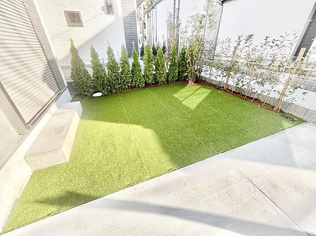 ガーデニングや家庭菜園も楽しめるお庭付き。