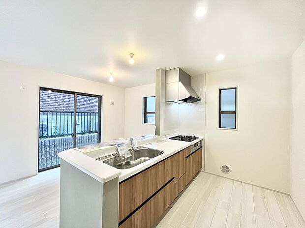 リビングで遊ぶお子様を見守りながらお料理ができる対面キッチン。