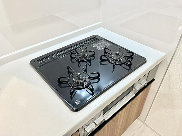 ガスコンロはＳｉセンサー搭載。火力調節や焦げ付き・消し忘れも防いでくれます。