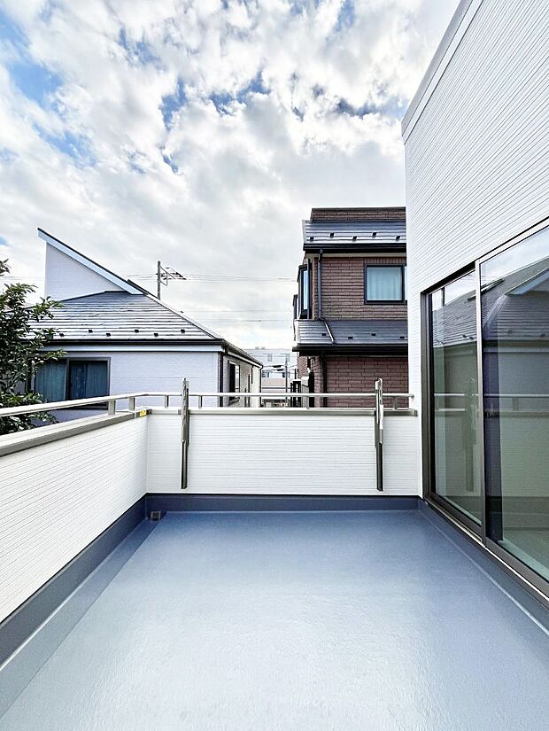 暖かな陽光が降り注ぐバルコニーはお洗濯におすすめ。爽やかな風も心地よいです。 