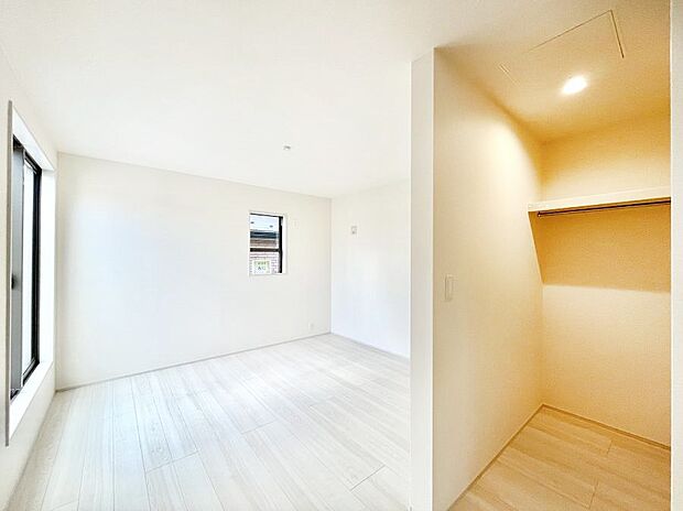 ウォークインクローゼットがあるお部屋！季節ごとの入れ替えも不要で便利です。 