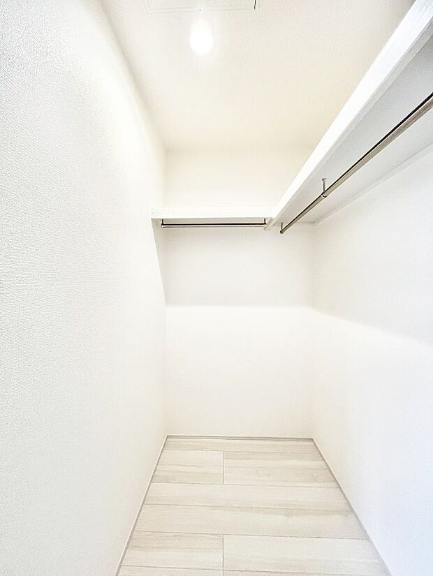 衣類をハンガーに掛けたまま収納できるWIC。衣類の整理整頓がしやすくて便利です!