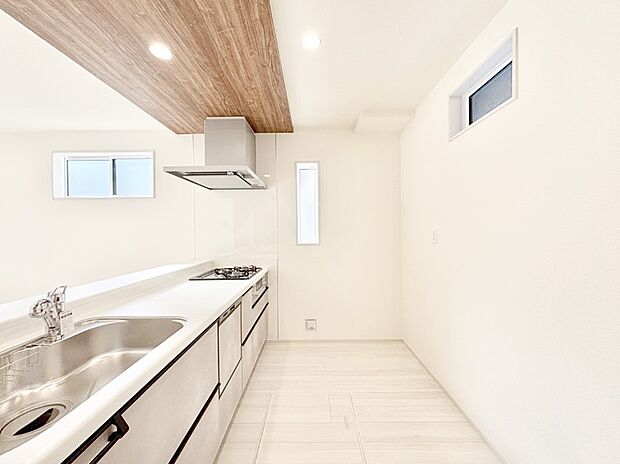 爽やかな風が通り抜けるキッチン。窓があるので明るく換気にも役立ちます。