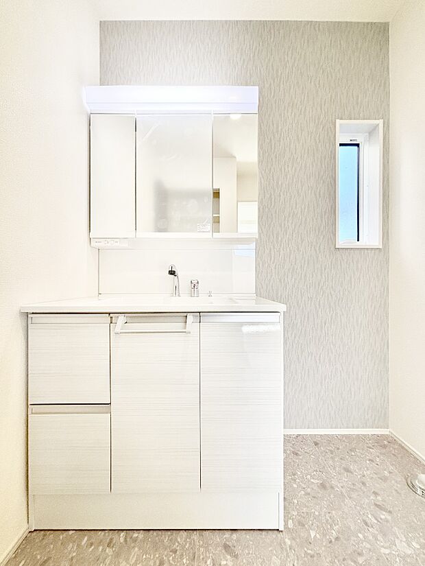 大きく見やすい三面鏡で清潔感ある洗面台は、身だしなみチェックや肌のお手入れにおすすめです。