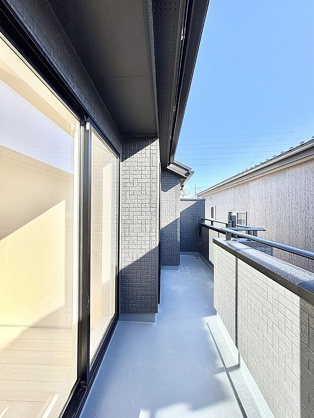 ゆったりバルコニーだから沢山お洗濯ものを干せます。