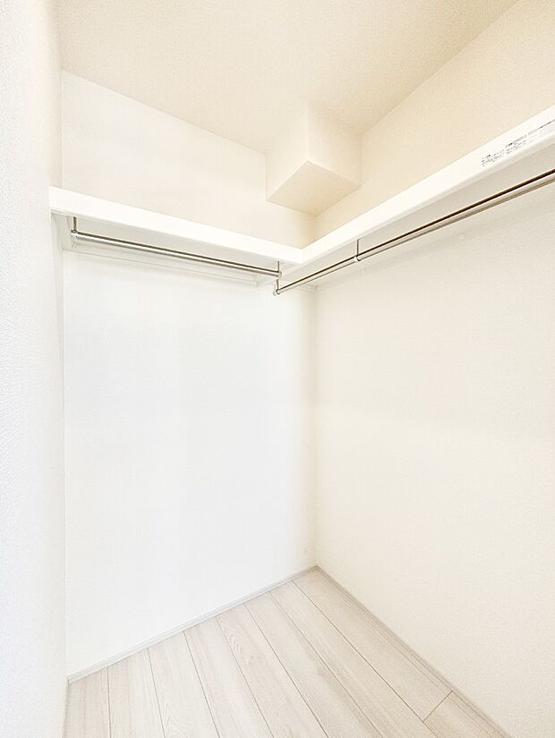 ウォークインクローゼット付きで生活空間を広く利用できます。