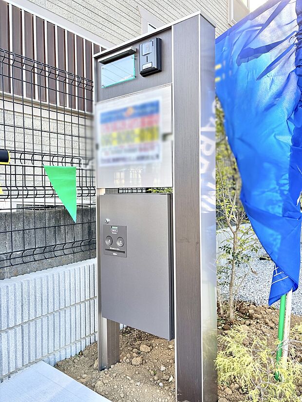 表札・インターホン・ポスト・宅配BOXをひとつに集約。エントランスになじむシンプルデザイン。