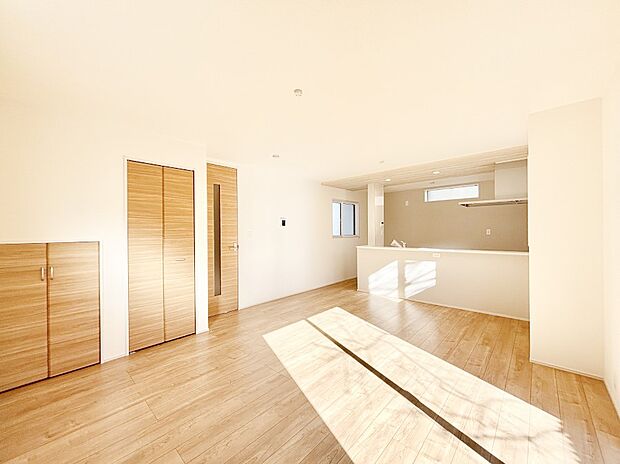 明るい陽光が注ぎ、寛ぎの雰囲気に満たされるリビング・ダイニング。 