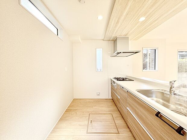 爽やかな風が通り抜けるキッチン。窓があるので明るく換気にも役立ちます。