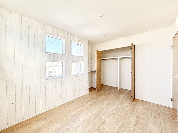 4つ並んだ窓がアクセントになっている洋室です。