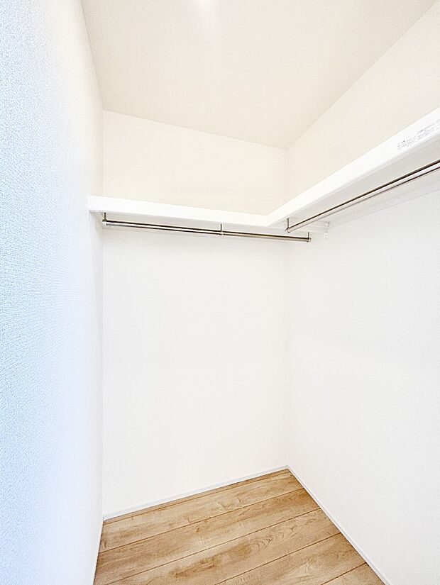 ウォークインクローゼット付きで生活空間を広く利用できます。