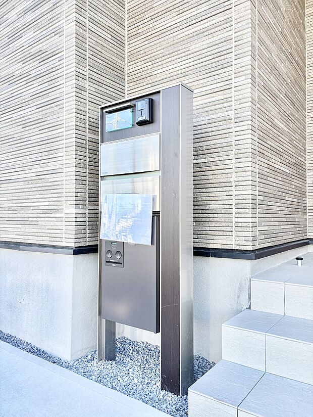 表札・インターホン・ポスト・宅配ＢＯＸをひとつに集約。エントランスになじむシンプルデザイン。