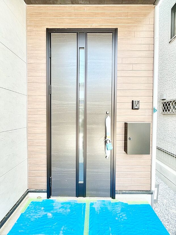 住まいの顔を演出する、玄関ドア。