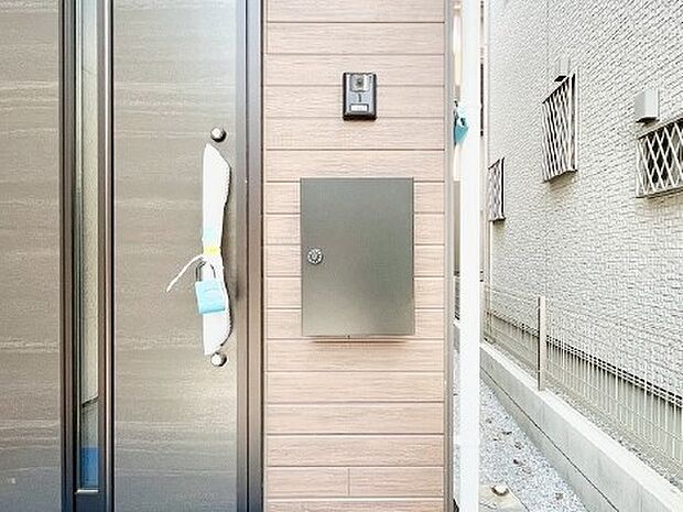 大切な郵便物の盗難を防止してくれるダイヤル錠付きのポスト