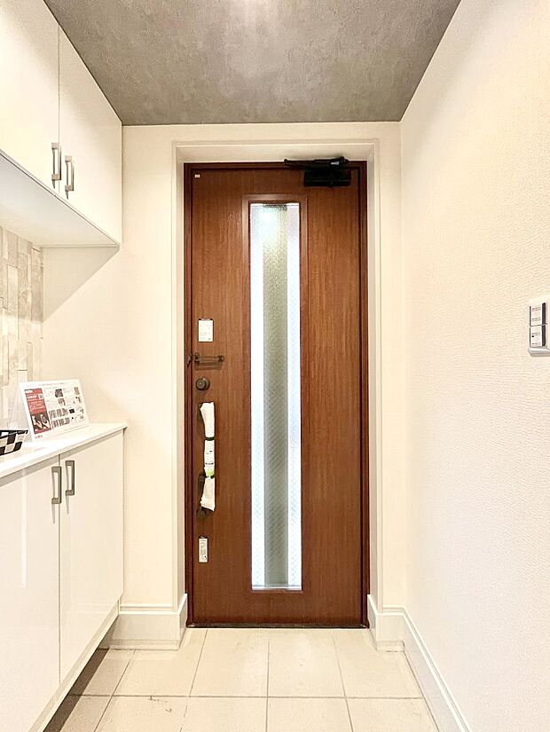 明るい玄関はお客様をお出迎えするのにぴったりです！ 