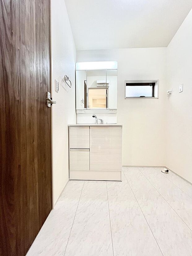 大きく見やすい三面鏡で清潔感ある洗面台は、身だしなみチェックや肌のお手入れにおすすめです。 