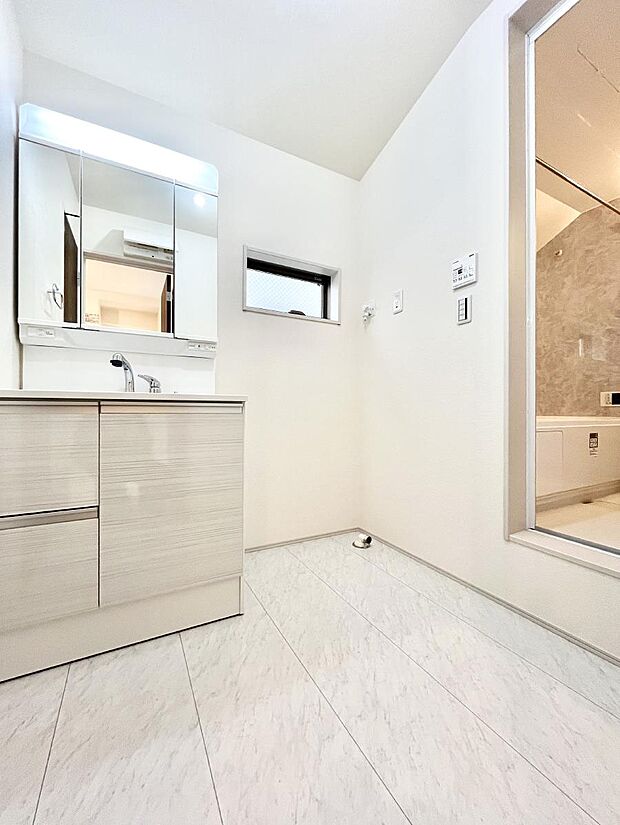 清潔感のある快適空間です。毎日の身支度も気持ち良くお使い頂けます。 