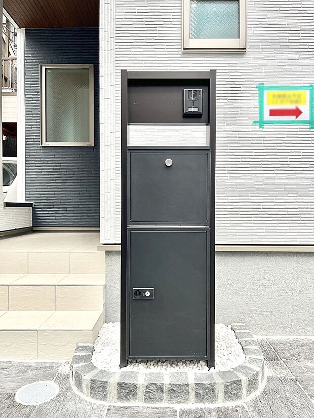 シンプルデザインのポスト。