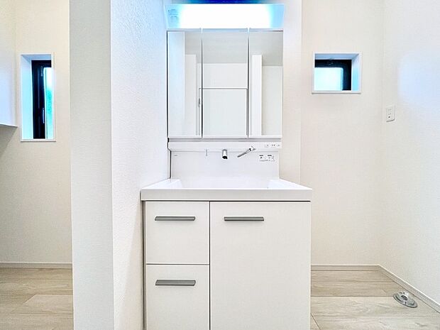 収納力と機能性に優れた洗面化粧台