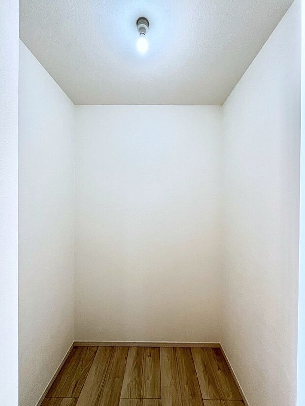 家族みんなの共有物を収納するのに便利なファミリークローク