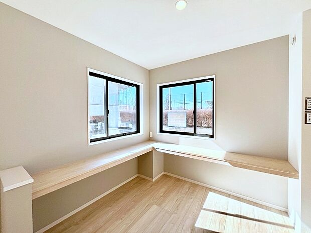 リビングカウンター。リモートワークやお子様の勉強机など、作業スペースにおすすめです。