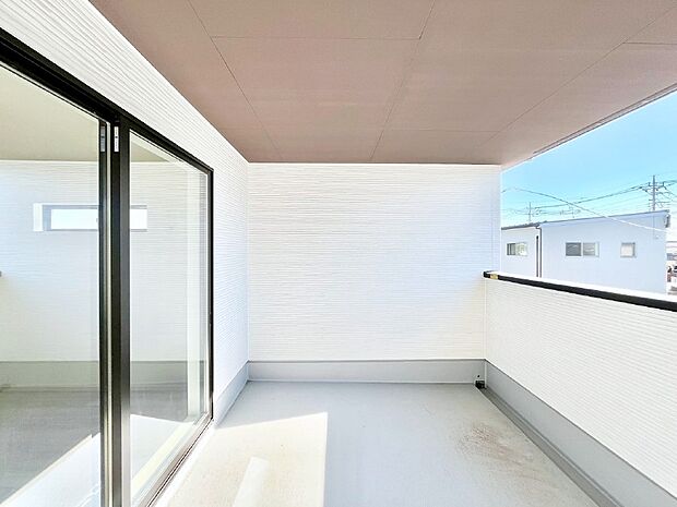 インナーバルコニーなので雨でも洗濯物を干す事が出来て、風通しがあるので乾きが良く、物干しスペースとして重宝します。 