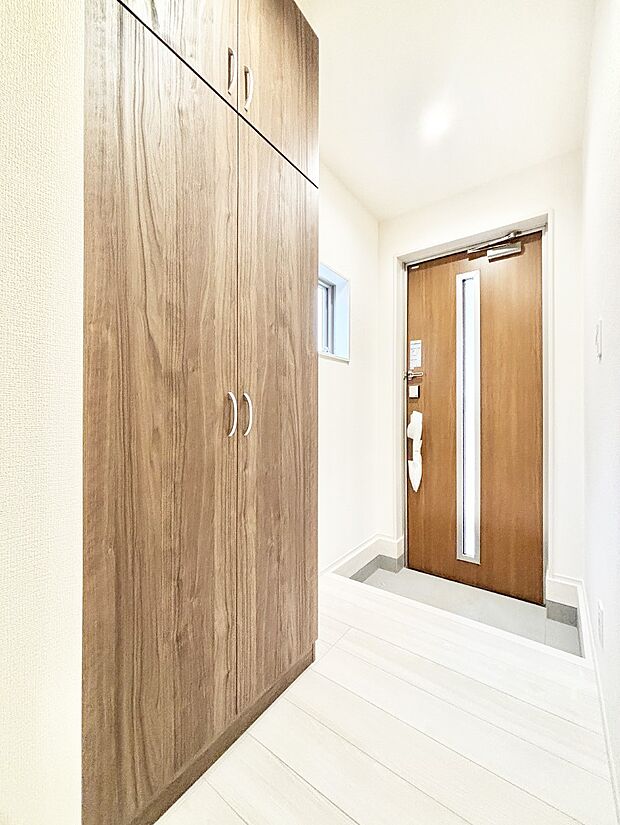 明るい玄関はお客様をお出迎えするのにぴったりです!