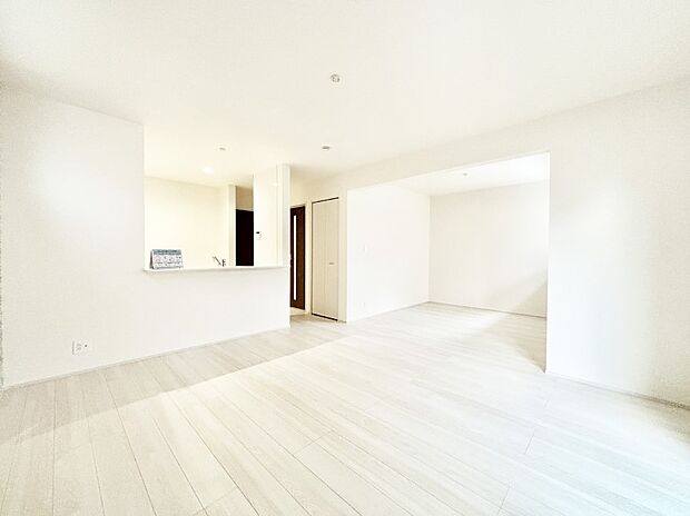 明るい陽光が注ぎ、寛ぎの雰囲気に満たされるリビング・ダイニング。