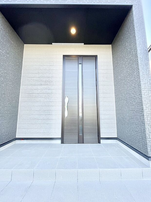 大切な家族、来客を出迎える玄関。