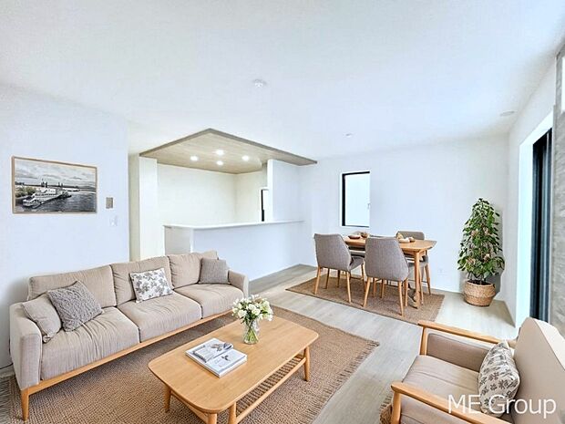 ご家族の賑やかな話し声で包まれる明るいリビング ※家具はCGです