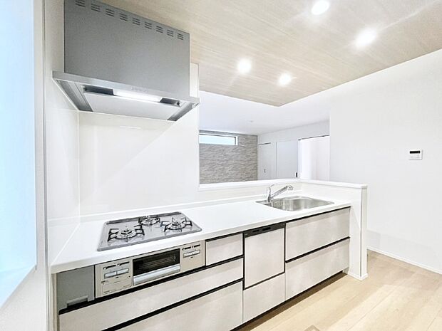 リビングで遊ぶお子様を見守りながらお料理ができる対面キッチン。  