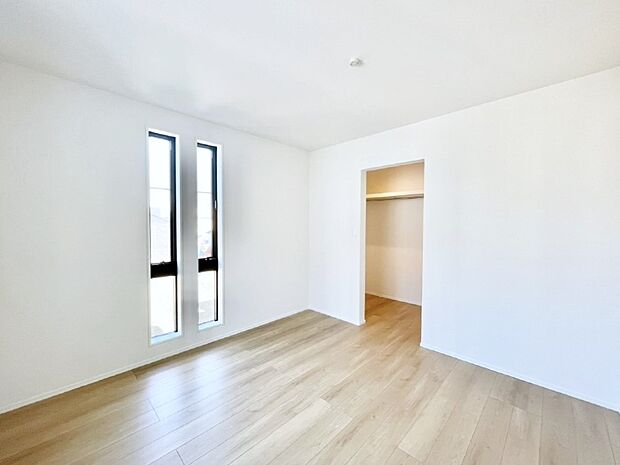 ウォークインクローゼットがあるお部屋。季節ごとの入れ替えも不要で便利です!