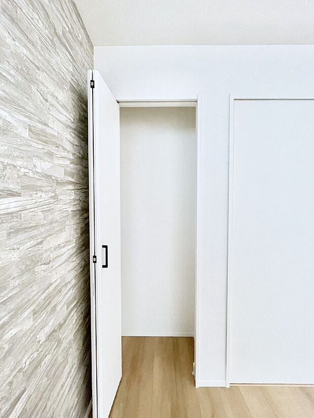 リビング横の洋室クローゼット。