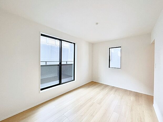 バルコニーが開放感をプラスしてくれる洋室