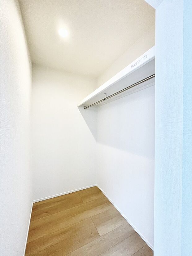 ウォークインクローゼット付きで生活空間を広く利用できます。