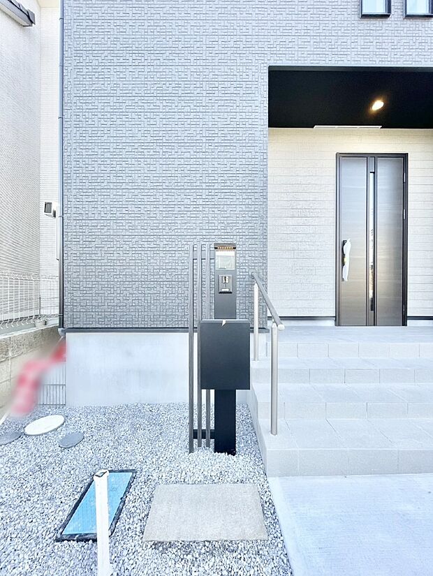 表札・インターホン・ポストをひとつに集約。エントランスになじむシンプルデザイン。