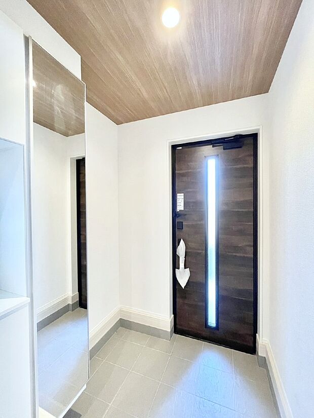 ミラー付きシューズボックスはお出かけ前の身だしなみチェックに便利