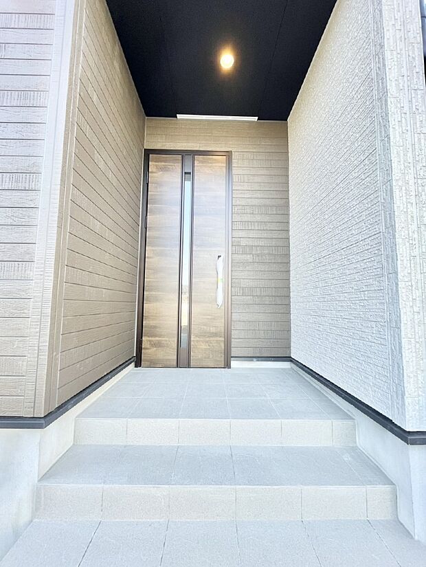 大切な家族、来客を出迎える玄関。玄関前は屋根付きで雨が降っていても濡れにくいです。