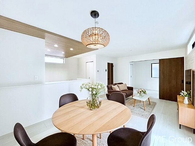 落ち着いた雰囲気のLDKは家族みんなの快適空間 ※家具はCGです