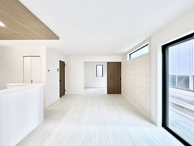 明るい陽光が注ぎ、寛ぎの雰囲気に満たされるリビング・ダイニング。 