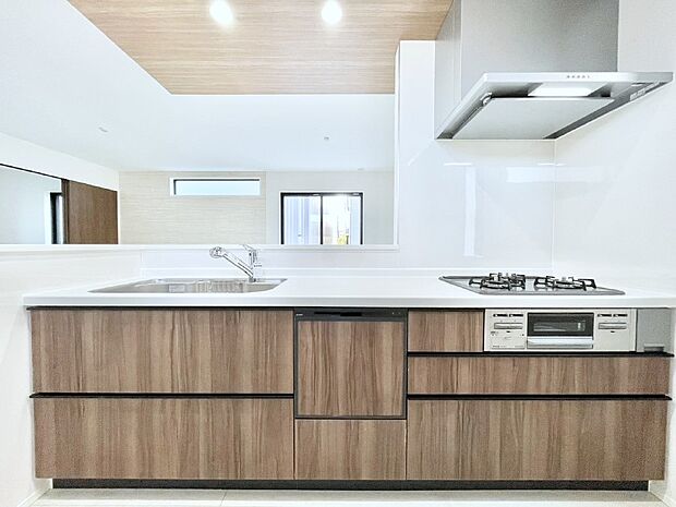 食洗機・浄水器・3ツ口コンロなどデザイン性も機能性も兼ね備えたシステムキッチン！