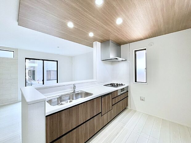 リビングで遊ぶお子様を見守りながらお料理ができる対面キッチン。  