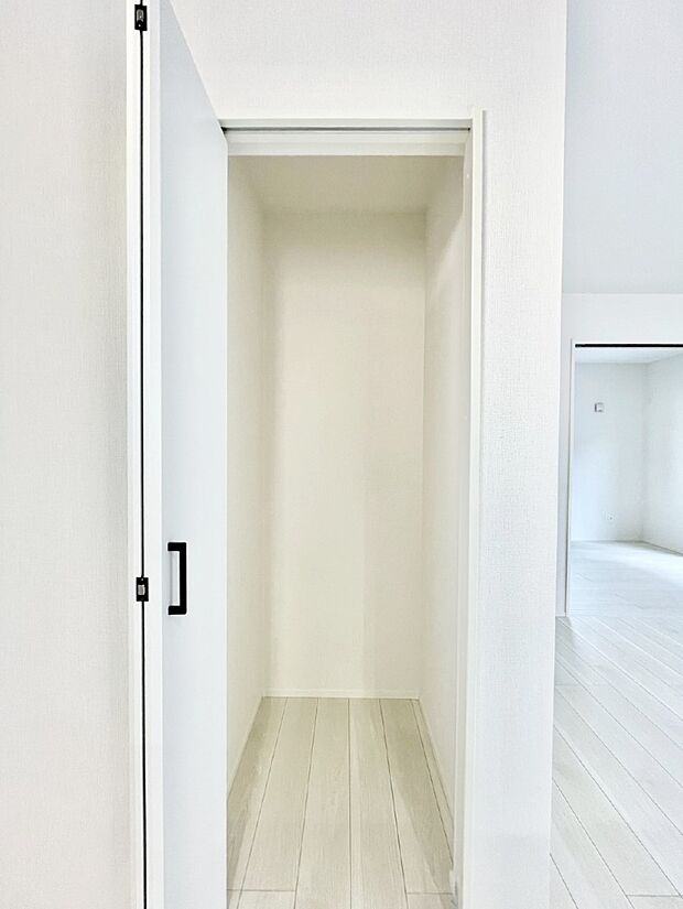 キッチンにはパントリー！食材のストックはもちろん、日用品の収納など使い方はいろいろ！