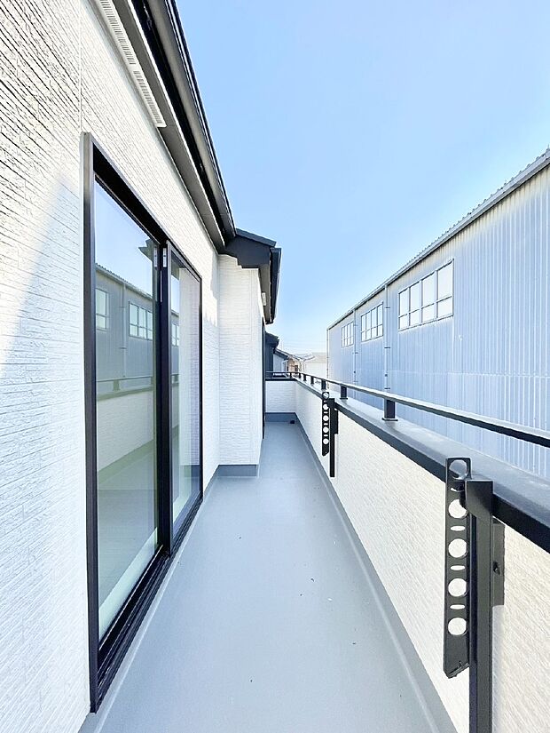 暖かな陽光が降り注ぐバルコニーはお洗濯におすすめ。爽やかな風も心地よいです。 