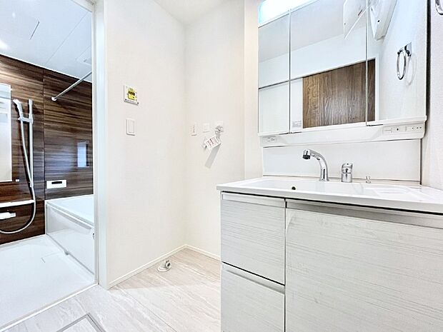 清潔感ある洗面化粧室で朝の身支度も快適