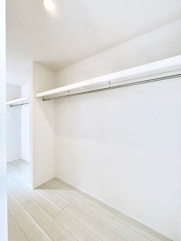 衣類をハンガーに掛けたまま収納できるWIC。衣類の整理整頓がしやすくて便利です！