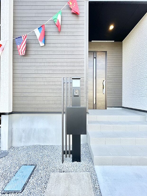 表札・インターホン・ポストをひとつに集約。エントランスになじむシンプルデザイン。